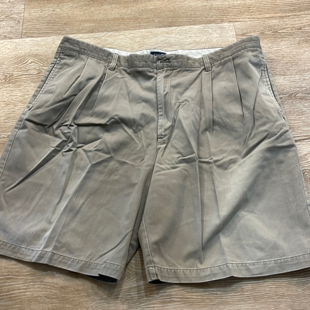 Men’s khaki/tinge of army green shorts - pleated